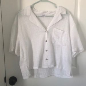 Adorable cropped white button up!